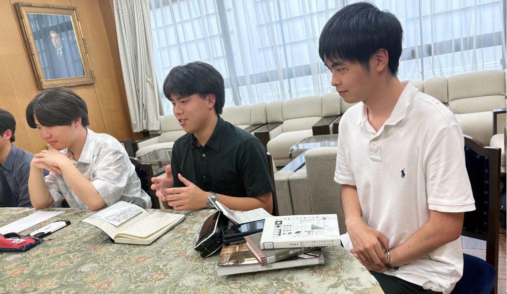 AIをテーマに活発な議論を展開する生徒たち。互いの考えを尊重しながら意見を交わしていた