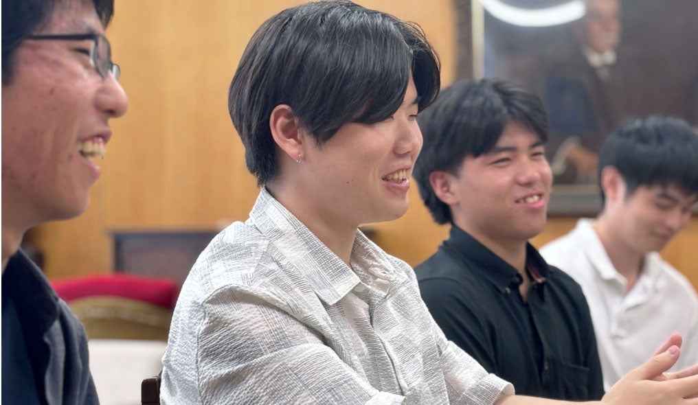 真剣に意見を交わしながらも、ユニークな考えに思わず笑顔になる生徒たち