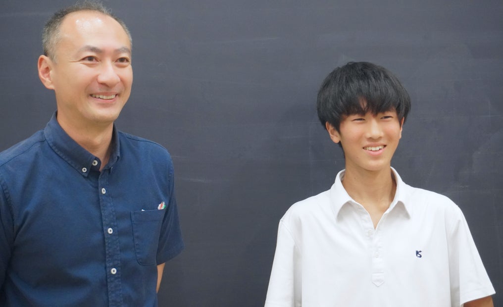 渡辺伸弘教諭（左）と廣渡悠さん（右）