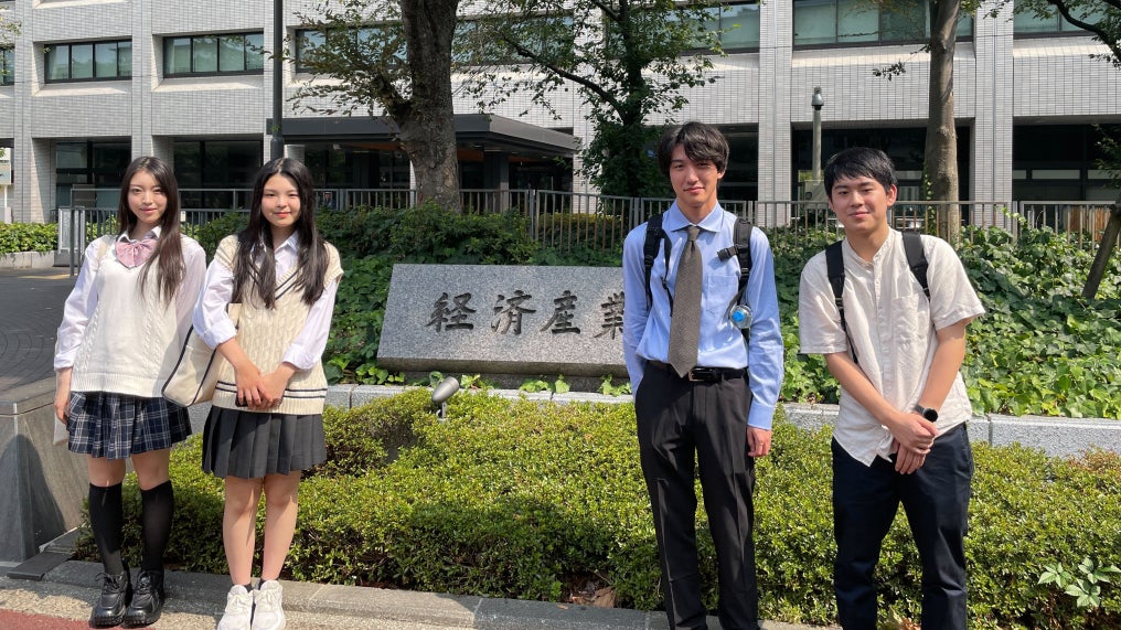 投資部メンバーとともに経済産業省を訪れた髙浪さん（右）